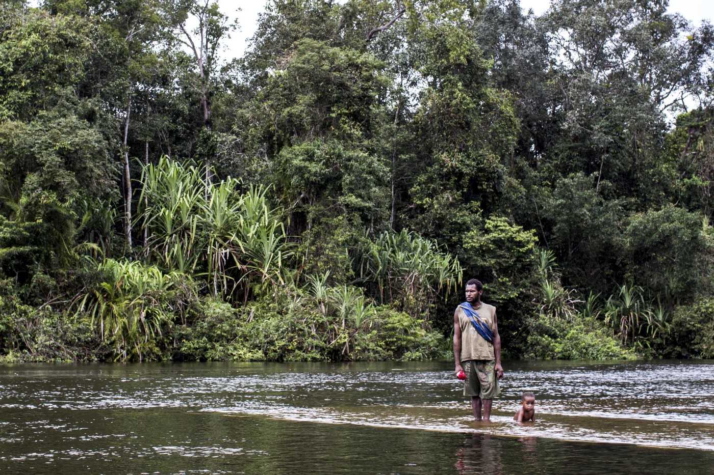 Auyu man and child in Boven Digoel, 2017. By Nanang Sujana