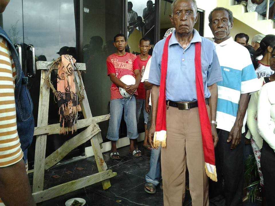 Protesters with the sasi, or customary prohibition, in front of the main entrance to the parliament building in Dobo.