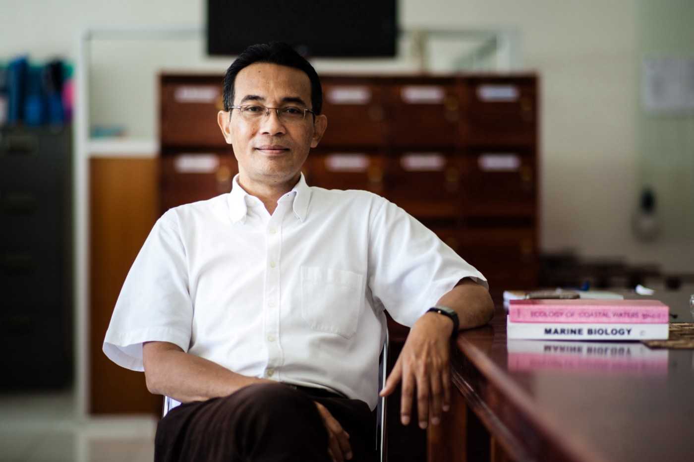 Abraham Khouw at Pattimura University. By Leo Plunkett/The Gecko Project.