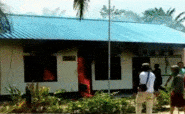 Amateur footage captures a building in London Sumatra’s plantation on fire during the Suku Anak Dalam protest.