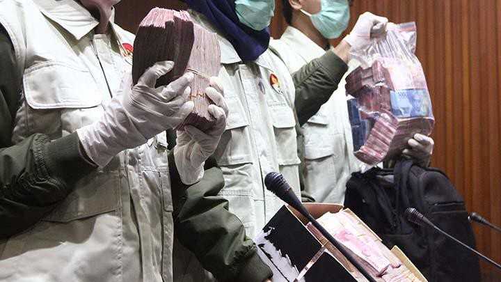 The KPK routinely arrests regional heads and their cronies in the act of receiving cash bribes