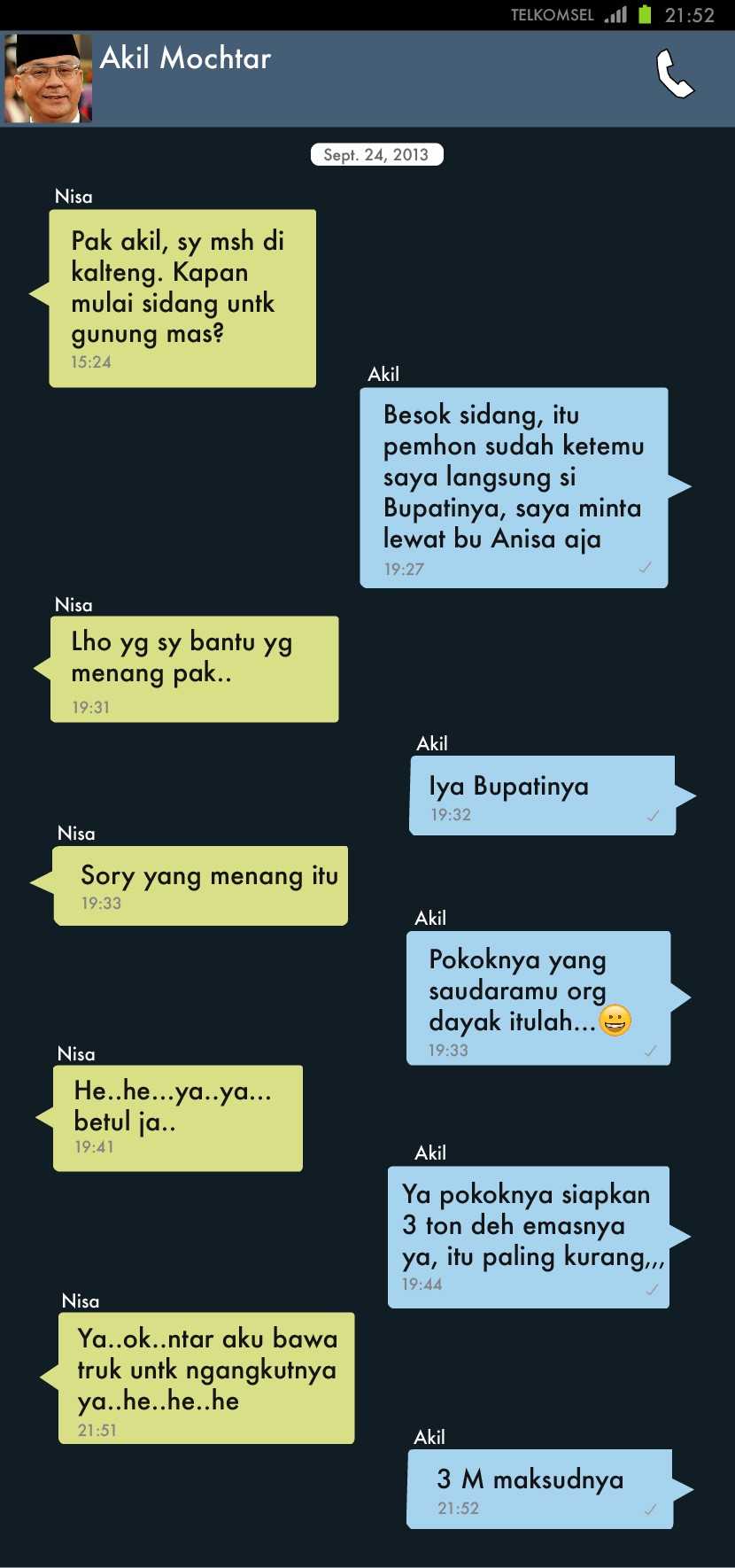 Pesan singkat antara Akil dan Chairun Nisa, kala mengatur pembayaran suap Hambit ke hakim. Sumber: dokumen pengadilan