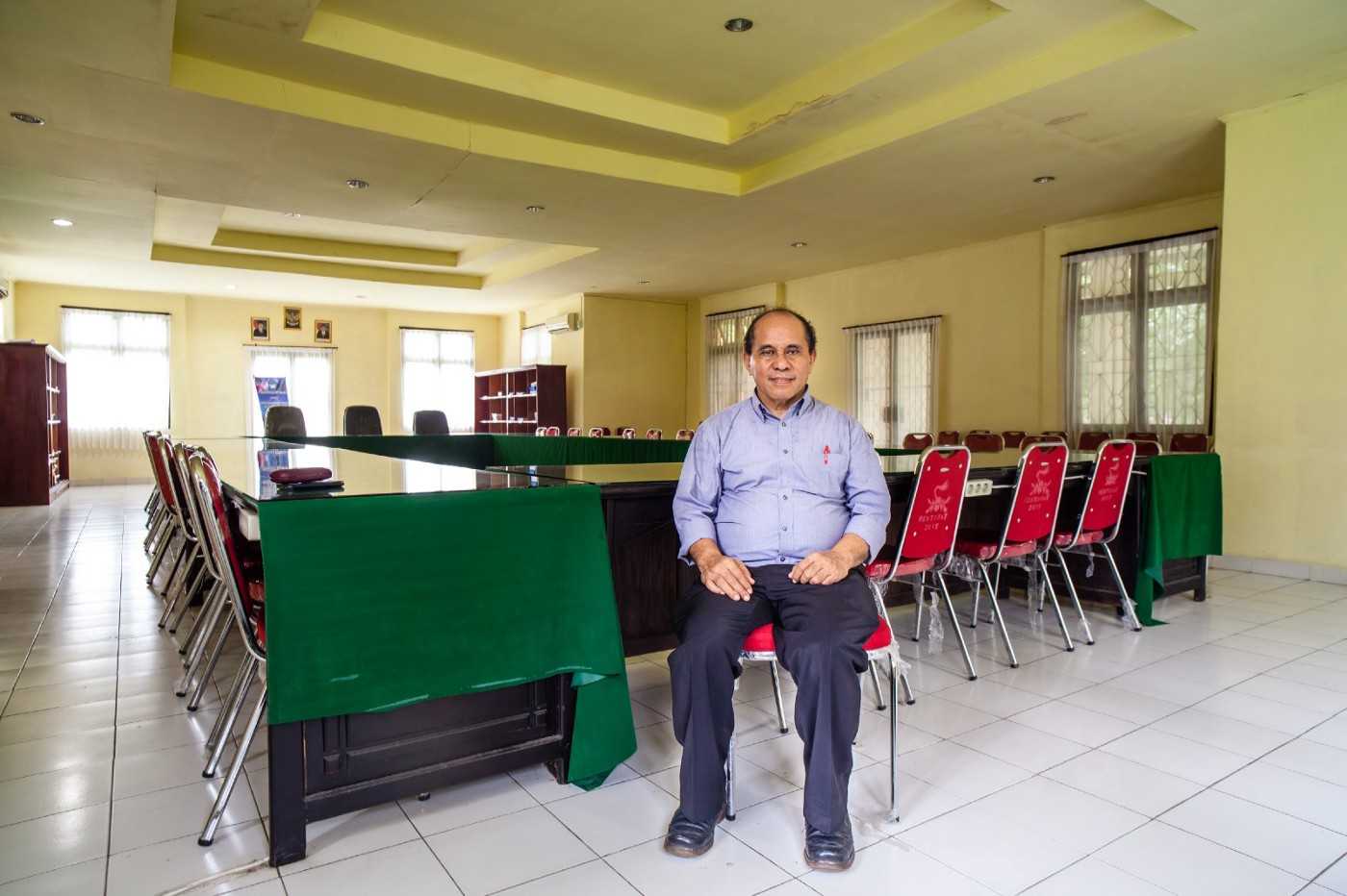 Agustinus Kastanya poses for a photo in the room where the meeting with Jacky took place. By Leo Plunkett/The Gecko Project.